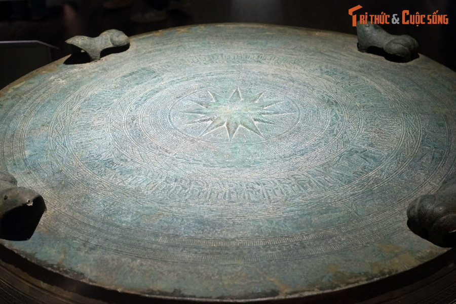 Trống thuộc loại I Heger muộn, có chiều cao 86 cm, đường kính mặt 116 cm, tình trạng còn khá nguyên vẹn.