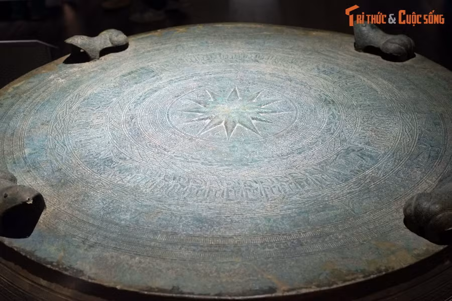 Trống thuộc loại I Heger muộn, có chiều cao 86 cm, đường kính mặt 116 cm, tình trạng còn khá nguyên vẹn.