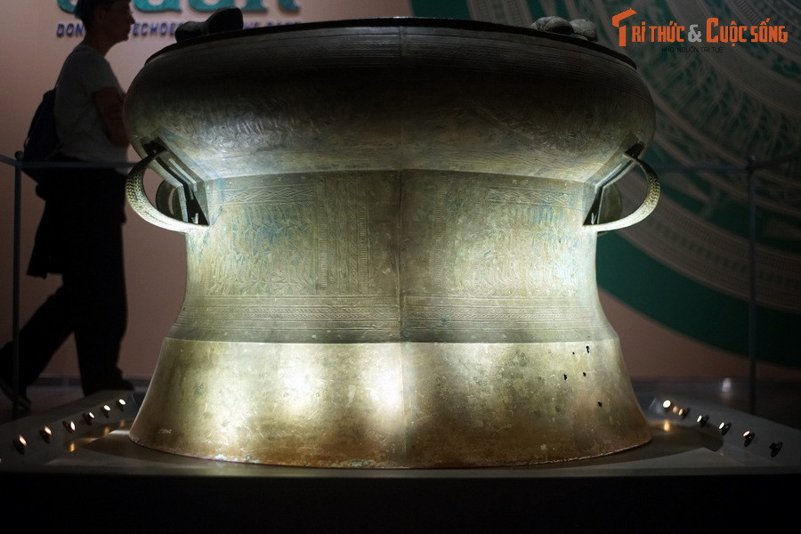 Chiếc trống này được Bảo tàng sưu tầm năm 2006 tại thị trấn Sao Vàng, Thọ Xuân, Thanh Hóa. Theo giám định, hiện vật có niên đại cách ngày nay khoảng 2.500 – 2.000 năm.