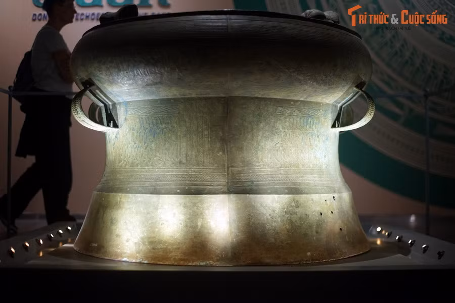 Chiếc trống này được Bảo tàng sưu tầm năm 2006 tại thị trấn Sao Vàng, Thọ Xuân, Thanh Hóa. Theo giám định, hiện vật có niên đại cách ngày nay khoảng 2.500 – 2.000 năm.