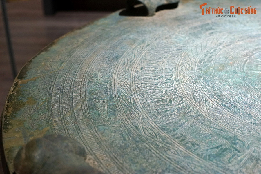 Kế tiếp là các vành đồng tâm trang trí hoa văn dạng chữ N, vòng tròn kép, vạch ngắn song song, trám lồng, hồi văn ô trám…