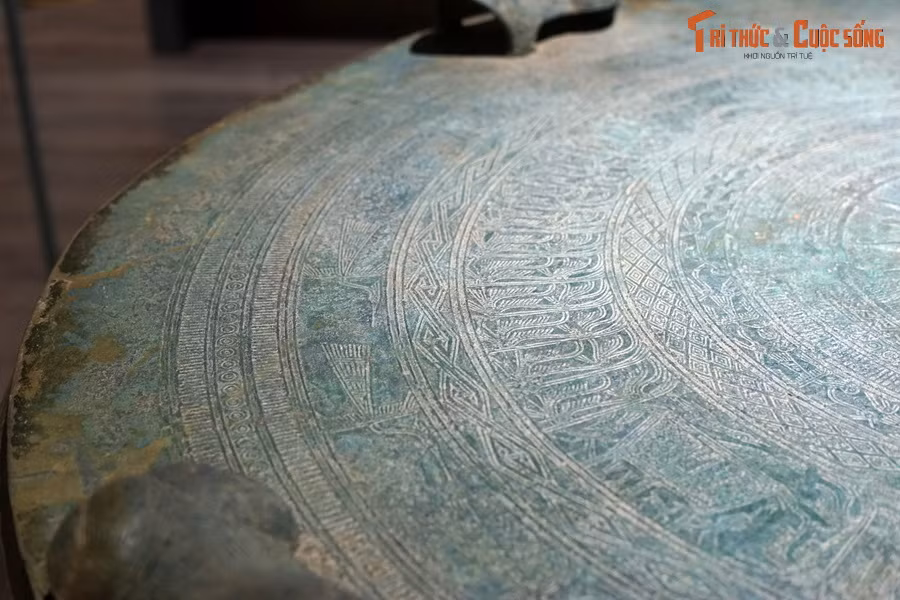 Kế tiếp là các vành đồng tâm trang trí hoa văn dạng chữ N, vòng tròn kép, vạch ngắn song song, trám lồng, hồi văn ô trám…