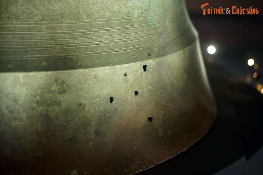 Chân trống không có hoa văn trang trí.