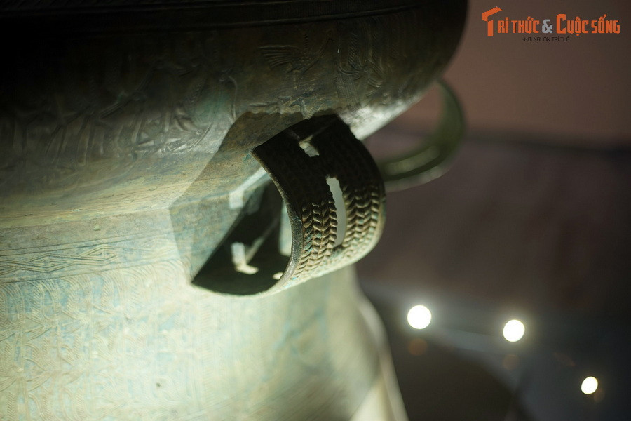 Giữa thân trống và tang trống có hai đôi quai kép trang trí nổi hoa văn hình bông lúa.