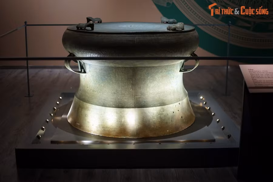 Được lưu giữ tại Bảo tàng Lịch sử Quốc gia Việt Nam, trống đồng Sao Vàng được xác định là chiếc trống đồng Đông Sơn có kích thước lớn nhất từng được phát hiện ở Việt Nam cho đến nay.