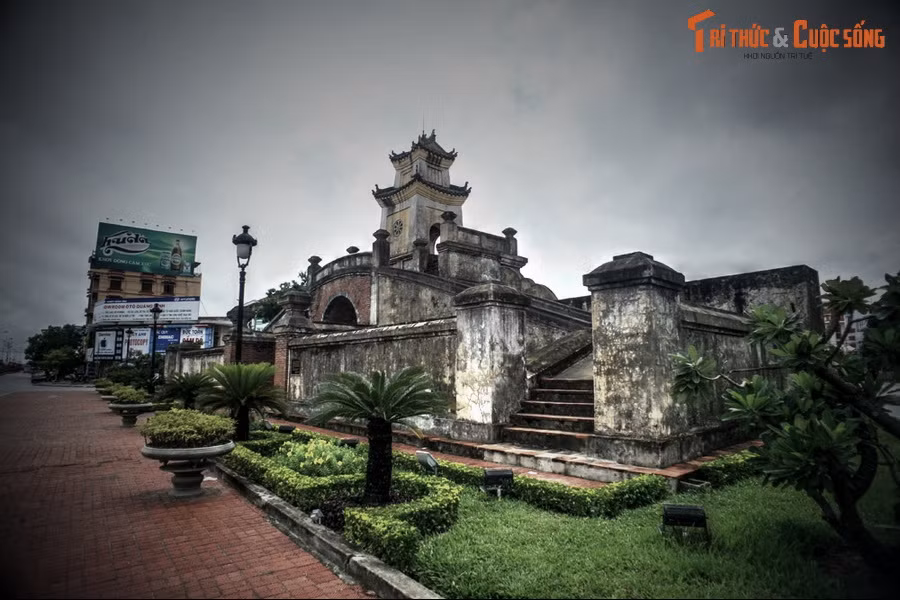 Theo sử sách, vào năm 1631, tổng công trình sư Đào Duy Từ đã chính thức cho binh sĩ và dân phủ khởi công đào đắp hệ thống Lũy Thầy. Công trình hoàn thành sau 3 năm, bắt đầu từ núi Đầu Mâu (nay ở làng Lệ Kỳ, xã Vĩnh Ninh, huyện Quảng Ninh) và kết thúc ở cửa biển Nhật Lệ (Đồng Hới).