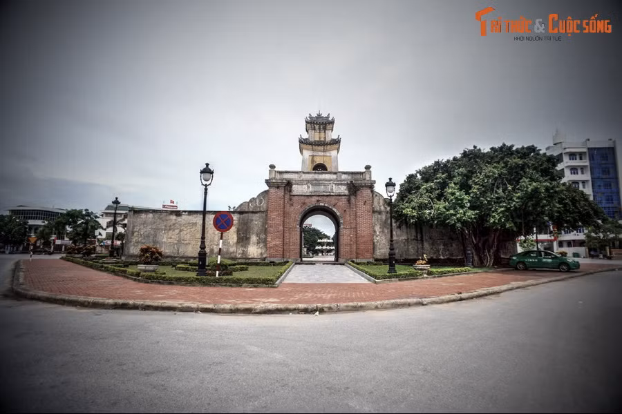 Được nhà quân sự Đào Duy Từ chỉ huy xây dựng theo lệnh chúa Nguyễn nhằm mục đích bảo vệ Đàng Trong khỏi các cuộc tấn công của chúa Trịnh ở Quảng Bình, Lũy Thầy hay Lũy Nhật Lệ là một công trình quân sự nổi tiếng trong lịch sử Việt Nam.