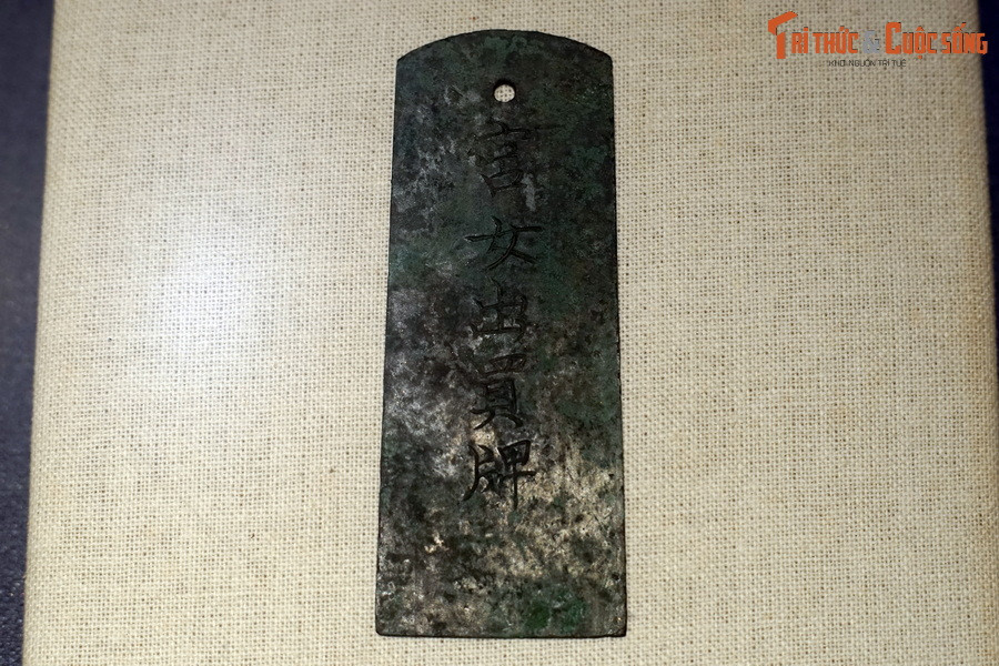 Hai mặt thẻ có khắc chữ Hán, nét chữ khắc sâu, rõ ràng. Mặt thứ nhất khắc 5 chữ 宮女出買牌 , phiên âm là “Cung nữ xuất mãi bài”.