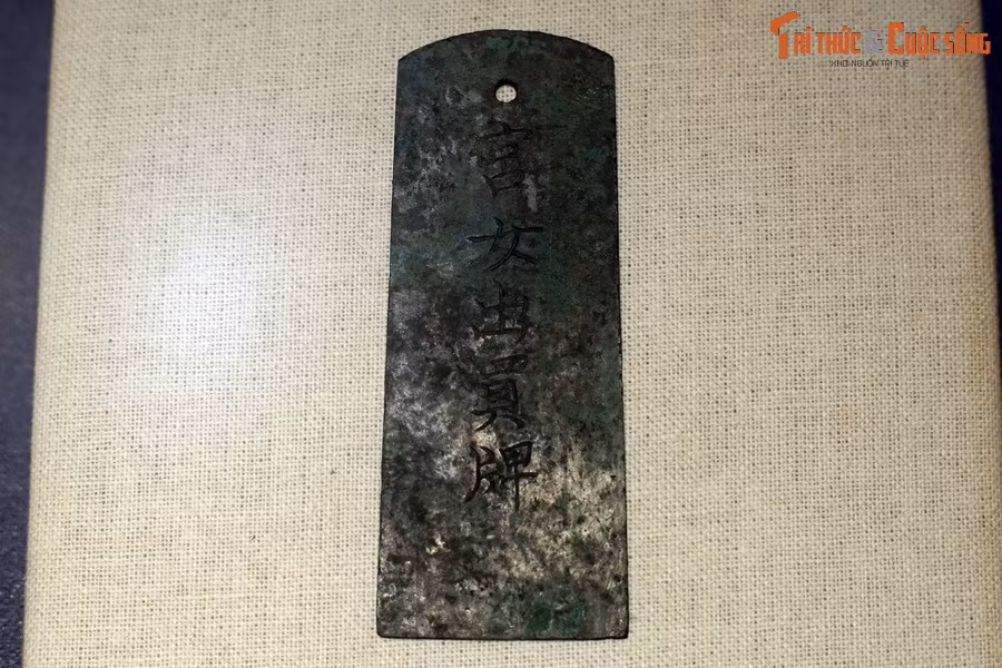 Hai mặt thẻ có khắc chữ Hán, nét chữ khắc sâu, rõ ràng. Mặt thứ nhất khắc 5 chữ 宮女出買牌 , phiên âm là “Cung nữ xuất mãi bài”.