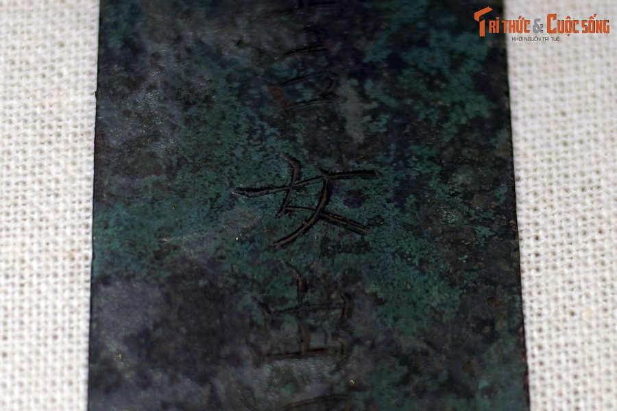 Chữ được xếp thành một hàng dọc, ở giữa thẻ, kích thước chữ lớn hơn so với chữ ở mặt còn lại. Đây là mặt chính của thẻ.