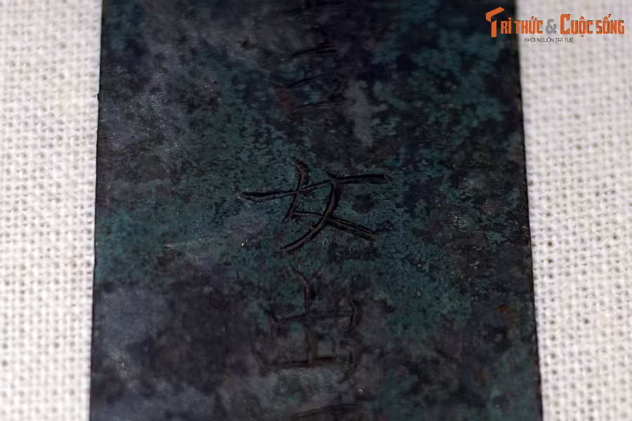 Chữ được xếp thành một hàng dọc, ở giữa thẻ, kích thước chữ lớn hơn so với chữ ở mặt còn lại. Đây là mặt chính của thẻ.