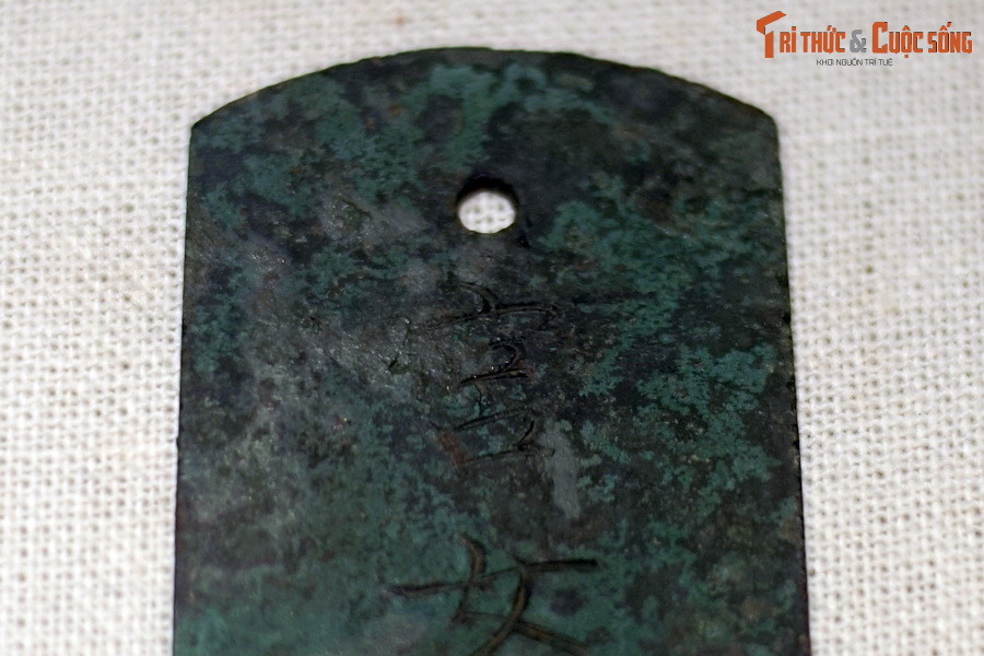 Nội dung này cho thấy, đây là thẻ cấp cho cung nữ, dùng để trình cho người có thẩm quyền khi cần xin phép ra vào nội cung để tham gia các hoạt động mua bán.