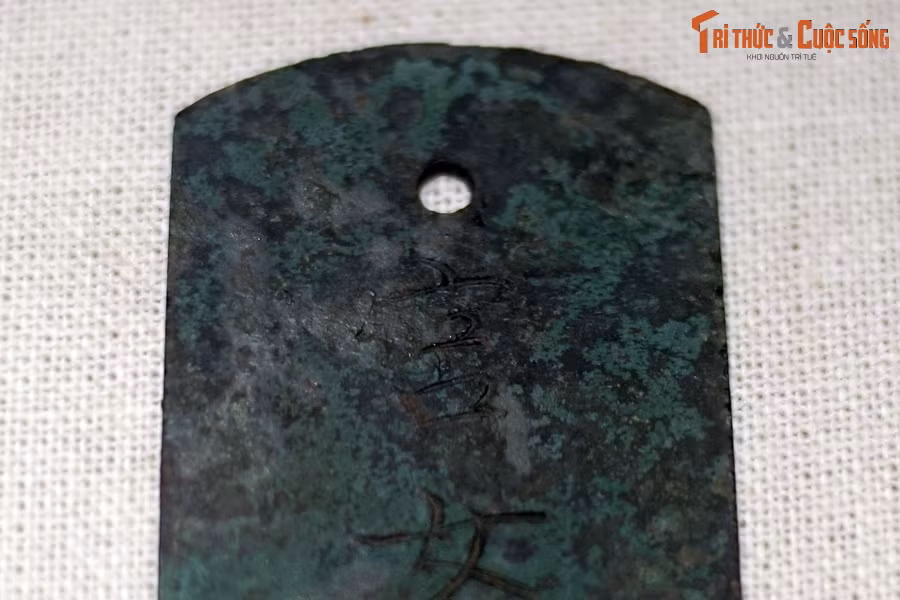 Nội dung này cho thấy, đây là thẻ cấp cho cung nữ, dùng để trình cho người có thẩm quyền khi cần xin phép ra vào nội cung để tham gia các hoạt động mua bán.