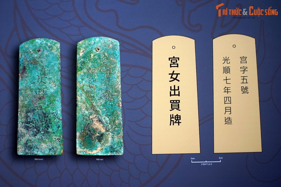 Bản chụp hai mặt và bản phục dựng nội dung ghi trên thẻ được trưng bày tại Hoàng thành Thăng Long.