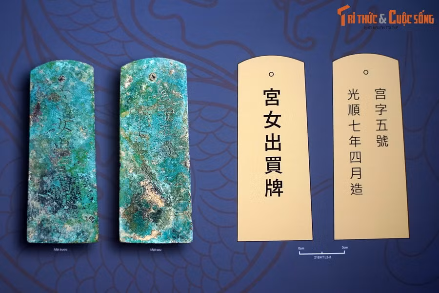 Bản chụp hai mặt và bản phục dựng nội dung ghi trên thẻ được trưng bày tại Hoàng thành Thăng Long.