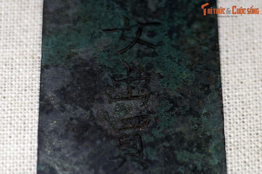 Mặt còn lại, tức là mặt sau của thẻ khắc 11 chữ, xếp thành hai hàng dọc, hàng thứ nhất (từ phải qua trái) 4 chữ 宫字五號 (Cung tự ngũ hiệu), hàng thứ hai 7 chữ 光順七年四月造 (Quang Thuận thất niên tứ nguyệt tạo).