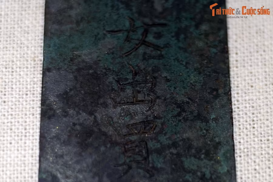 Mặt còn lại, tức là mặt sau của thẻ khắc 11 chữ, xếp thành hai hàng dọc, hàng thứ nhất (từ phải qua trái) 4 chữ 宫字五號 (Cung tự ngũ hiệu), hàng thứ hai 7 chữ 光順七年四月造 (Quang Thuận thất niên tứ nguyệt tạo).