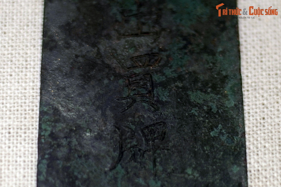 Hai dòng chữ này cho thấy, thẻ được tạo tác vào tháng 4, năm Quang Thuận thứ 7, đời vua Lê Thánh Tông, tức năm 1466.