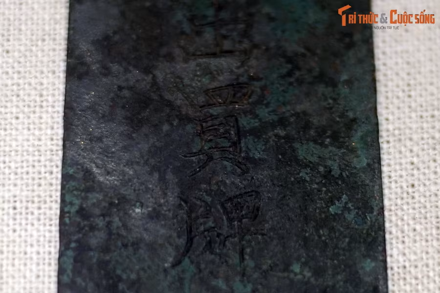 Hai dòng chữ này cho thấy, thẻ được tạo tác vào tháng 4, năm Quang Thuận thứ 7, đời vua Lê Thánh Tông, tức năm 1466.