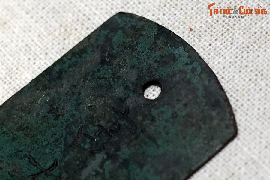 Trên trục chính tâm từ trên xuống dưới của thẻ, cách đỉnh 1,3 cm có một lỗ nhỏ, đường kính lỗ 0,3 cm. Lỗ này để luồn dây đeo thẻ.