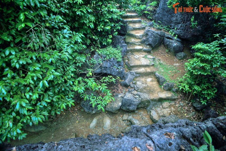 Mặc dù các tòa thành riêng biệt nhưng lại có sự liên kết chặt chẽ. Việc qua lại giữa thành trong và thành ngoài thuận tiện nhờ một con đường kín đáo, tiếp giáp giữa hai núi Hang Sung và núi Quèn Dót.