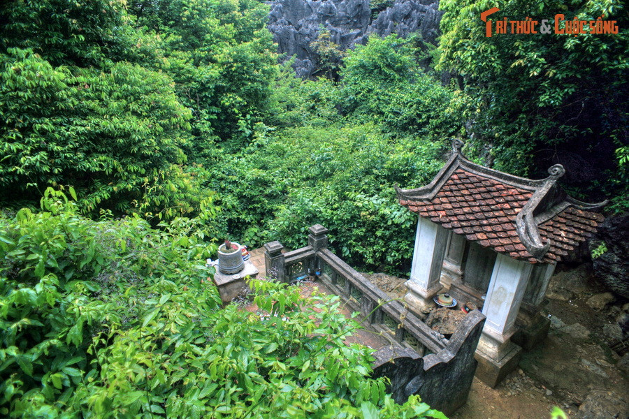 Trước cung điện có núi Mã Yên tương truyền vua Ðinh đã lấy nơi này làm án. Khu Thành nội là nơi ở của gia đình vua cùng một số người trong hoàng tộc và quan lại cao cấp của triều đình.