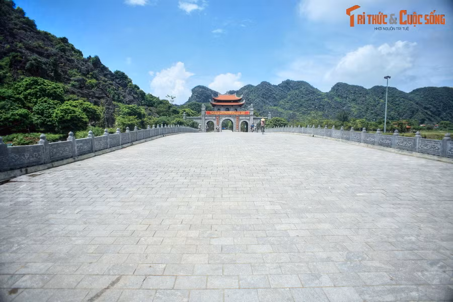 Nằm ở tỉnh Ninh Bình, kinh thành Hoa Lư được chọn là kinh đô đầu tiên của Nhà nước phong kiến tập quyền khi Đinh Bộ Lĩnh lên ngôi Hoàng Đế năm 968. Đây là một trong những kinh đô có tầm quan trọng đặc biệt trong lịch sử Việt Nam.