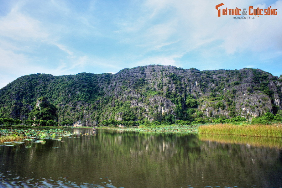Ngoài ra, sông Hoàng Long uốn khúc và các cánh đồng ngập nước Nho Quan, Gia Viễn rộng mênh mông là hào nước thiên nhiên, ngăn cản những đội quân lớn xâm nhập từ ngoài vào.
