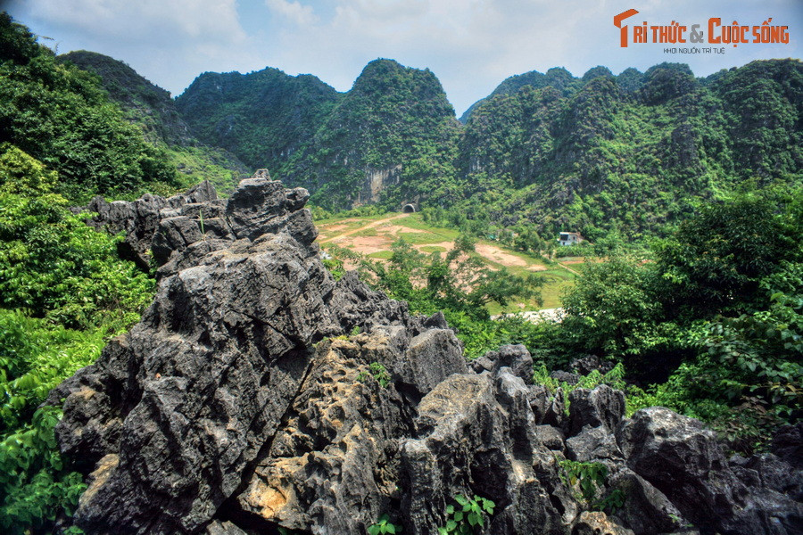 Theo sử sách chép lại, kinh đô Hoa Lư xưa rộng khoảng 300 ha. Phòng thủ cho khu vực hậu cứ của kinh đô có Thành Ngoại, Thành Nội và Thành Nam, được bao quanh bởi hàng loạt núi đá vòng cung, cảnh quan hùng vĩ.