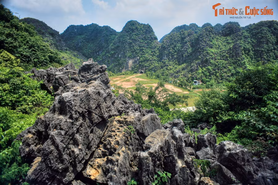 Theo sử sách chép lại, kinh đô Hoa Lư xưa rộng khoảng 300 ha. Phòng thủ cho khu vực hậu cứ của kinh đô có Thành Ngoại, Thành Nội và Thành Nam, được bao quanh bởi hàng loạt núi đá vòng cung, cảnh quan hùng vĩ.