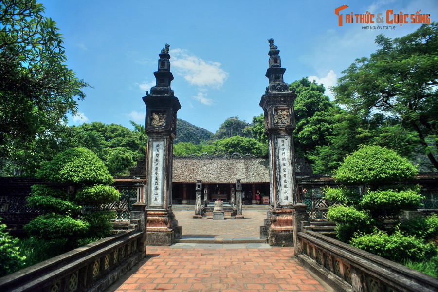 Thành Ngoại rộng khoảng 140 ha thuộc địa phận thôn Yên Thành, xã Trường Yên, là nơi làm việc hằng ngày của triều đình với dấu tích của nhiều cung điện mà khu vực đền Đinh, đền Lê nằm ở trung tâm.