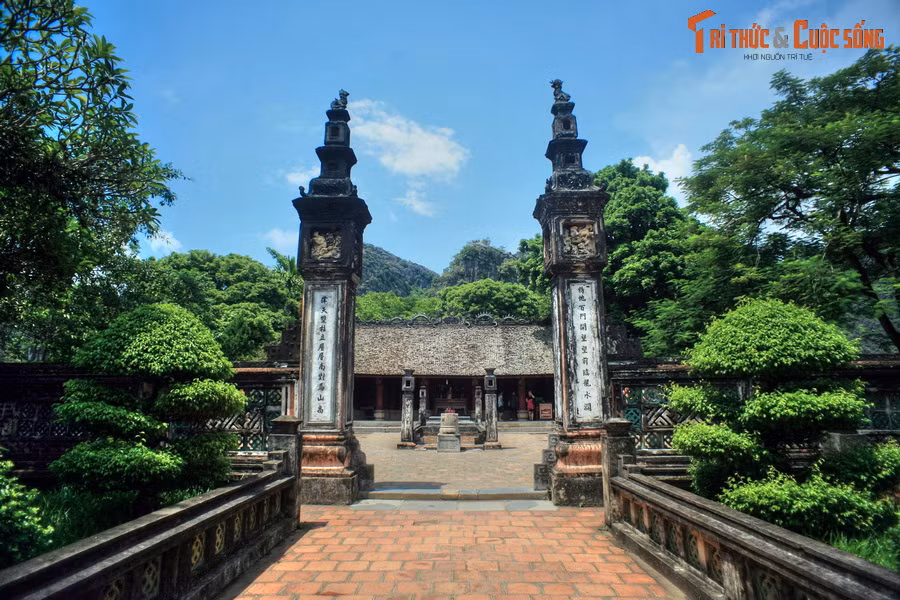 Thành Ngoại rộng khoảng 140 ha thuộc địa phận thôn Yên Thành, xã Trường Yên, là nơi làm việc hằng ngày của triều đình với dấu tích của nhiều cung điện mà khu vực đền Đinh, đền Lê nằm ở trung tâm.