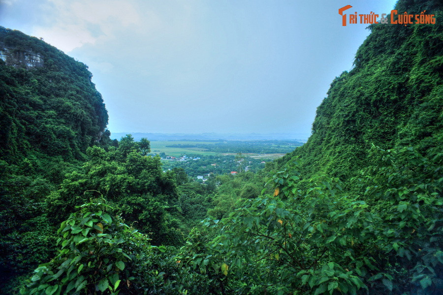 Khoảng trống giữa các sườn núi được xây kín bằng đất ken gạch, chân thành có gạch bó, đắp cao từ 8–10 mét.