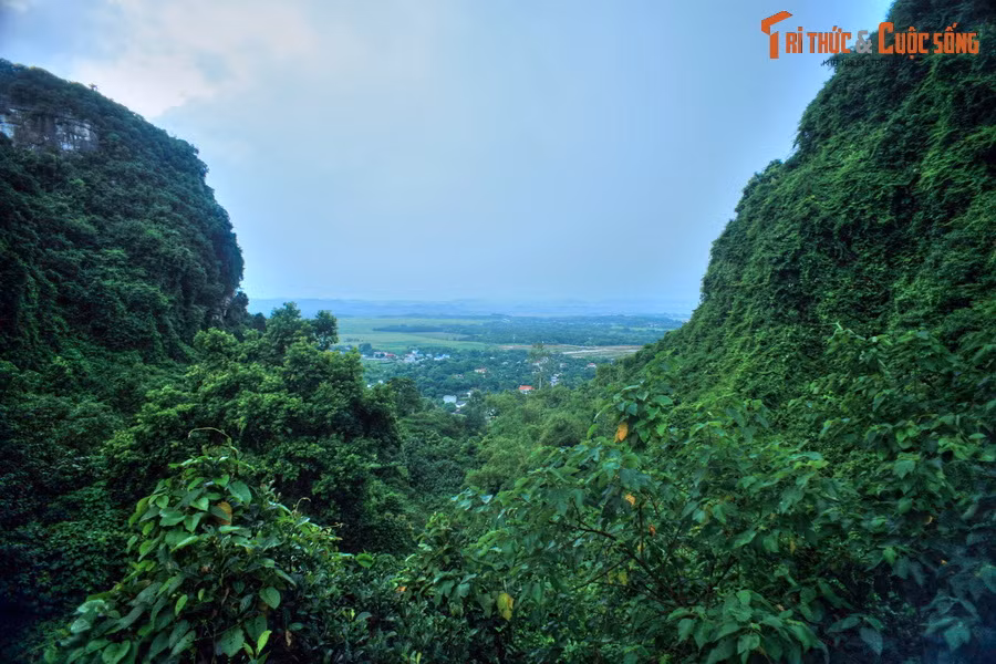 Khoảng trống giữa các sườn núi được xây kín bằng đất ken gạch, chân thành có gạch bó, đắp cao từ 8–10 mét.