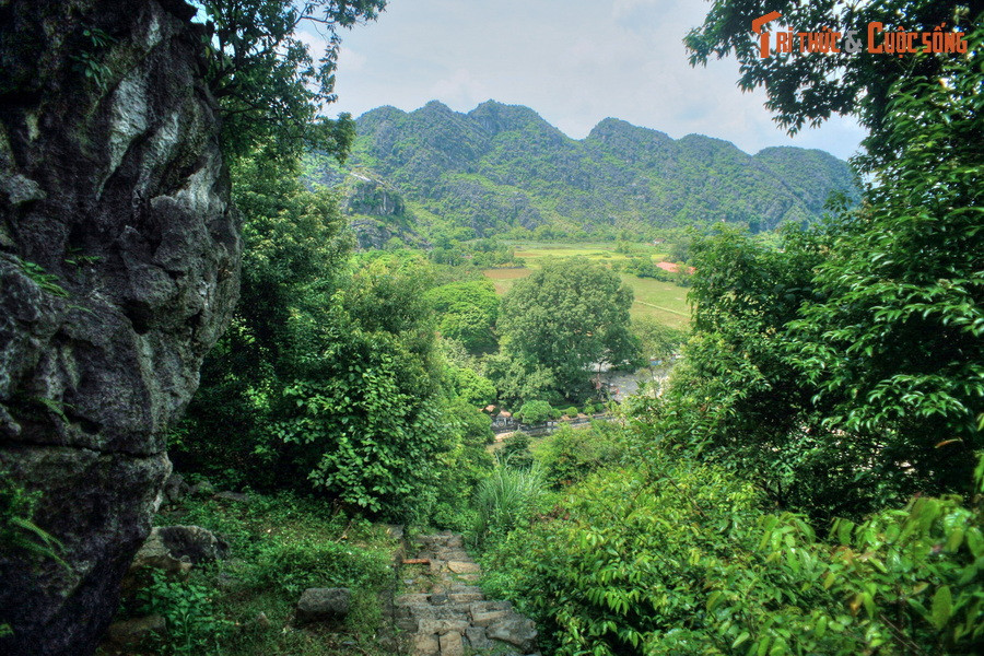 Do thành Nam chỉ là vùng căn cứ quân sự hiểm trở, phòng thủ mặt sau mà nó thường được dân gian gọi riêng là thành Tràng An. Hai vòng thành kia là nơi đặt cung điện nên còn được gọi là thành Hoa Lư…