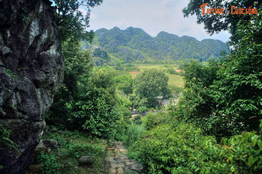 Do thành Nam chỉ là vùng căn cứ quân sự hiểm trở, phòng thủ mặt sau mà nó thường được dân gian gọi riêng là thành Tràng An. Hai vòng thành kia là nơi đặt cung điện nên còn được gọi là thành Hoa Lư…