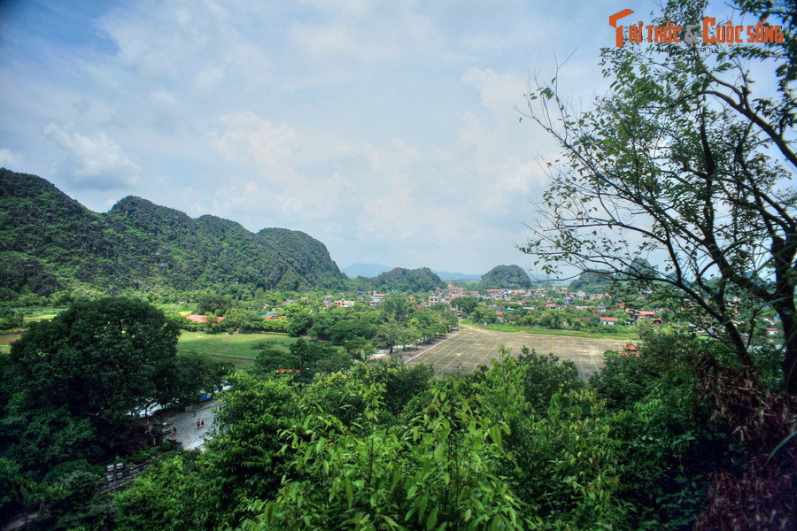 Đó là bởi vùng đất này có địa thế rất phù hợp cho việc phòng thủ, với những núi đồi trùng điệp bao bọc xung quanh vành đai kinh đô như những lũy thành tự nhiên.