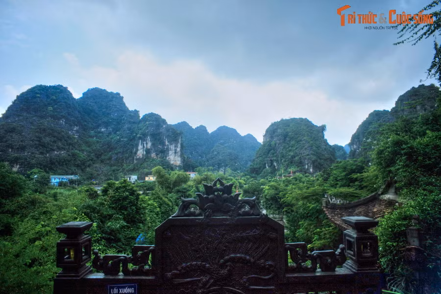 Dùng núi cao làm tường thành, sông sâu làm hào nước, có thể nói, kinh thành Hoa Lư công trình phòng thủ kỳ vĩ và độc đáo hiếm có, không chỉ của Việt Nam mà trên toàn thế giới