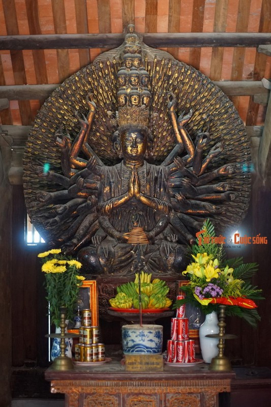 1. Nằm ở xã Đình Tổ, huyện Thuận Thành, tỉnh Bắc Ninh, chùa Bút Tháp là nơi lưu giữ bức tượng tác phẩm điêu khắc được đánh giá là tinh xảo bậc nhất Việt Nam. Đó là Bảo vật quốc gia - tượng Quan Âm Bồ Tát thiên thủ thiên nhãn hay tượng Phật nghìn mắt nghìn tay, được tạc năm 1656.