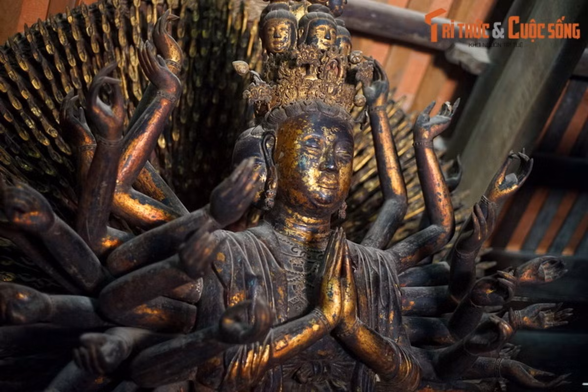 Tác phẩm được làm bằng gỗ phủ sơn trên tòa sen với tổng chiều cao là 3,7 mét, tạo hình trong tư thế ngồi thiền định với 42 cánh tay lớn và 952 cánh tay nhỏ. Trong các tay lớn, hai tay chắp trước ngực, hai tay để trên đùi, các tay lớn còn lại có tư thế đa dạng với bàn tay trong tư thế ấn quyết.