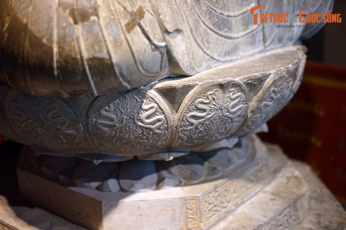 Tượng được đặt trên tòa sen và chân bệ được chạm khắc cầu kỳ. Các nhà nghiên cứu đánh giá, bức tượng cùng các hoa văn trang trí trên bệ phản ánh sự đặc sắc của nghệ thuật Việt, tiêu biểu cho sự mở đầu của nghệ thuật Phật giáo nói riêng và nghệ thuật độc lập tự chủ Đại Việt nói chung.