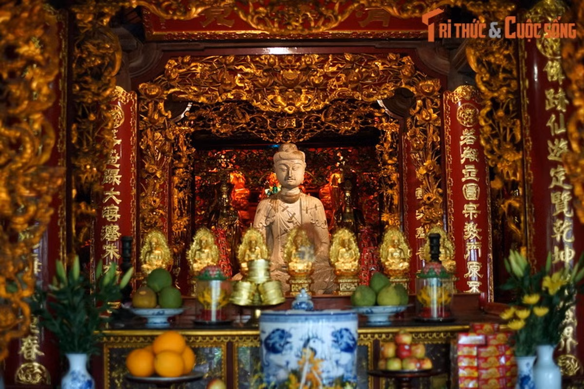 3. Chính điện của chùa Phật Tích là nơi tôn trí pho tượng Phật A Di Đà bằng đá lớn nhất và nguyên vẹn nhất của thời Lý. Đây là một trong những hiện vật đầu tiên được công nhận là Bảo vật quốc gia của Việt Nam (đợt 1, năm 2012).