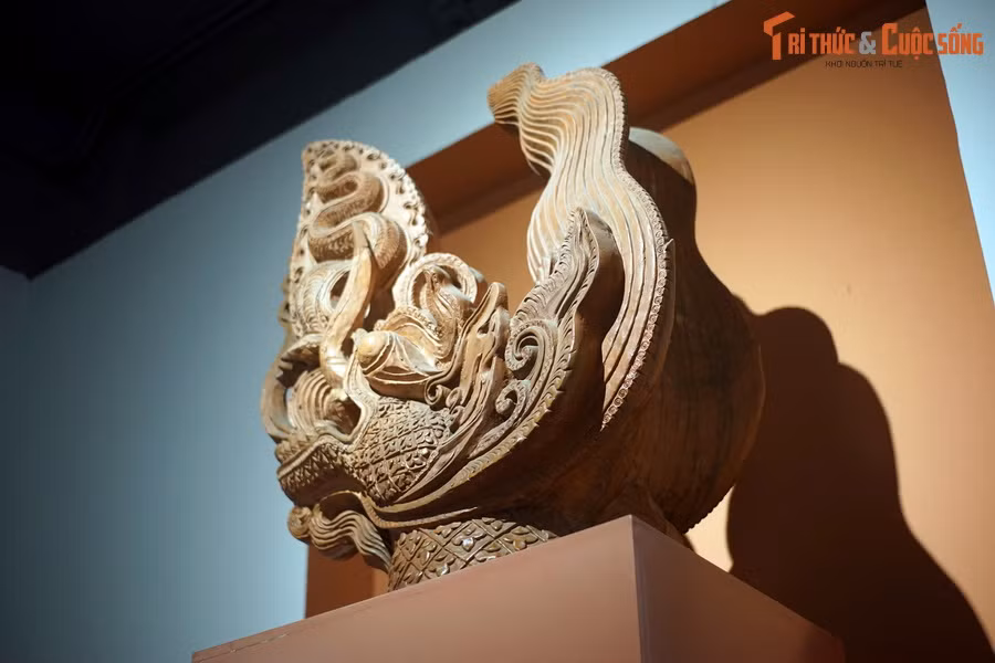 Theo các nhà nghiên cứu, đầu rồng là một bộ phận quan trọng trong bộ sưu tập chi tiết trang trí trên bộ mái kiến trúc truyền thống nói chung và kiến trúc thời Lý, Trần nói riêng.