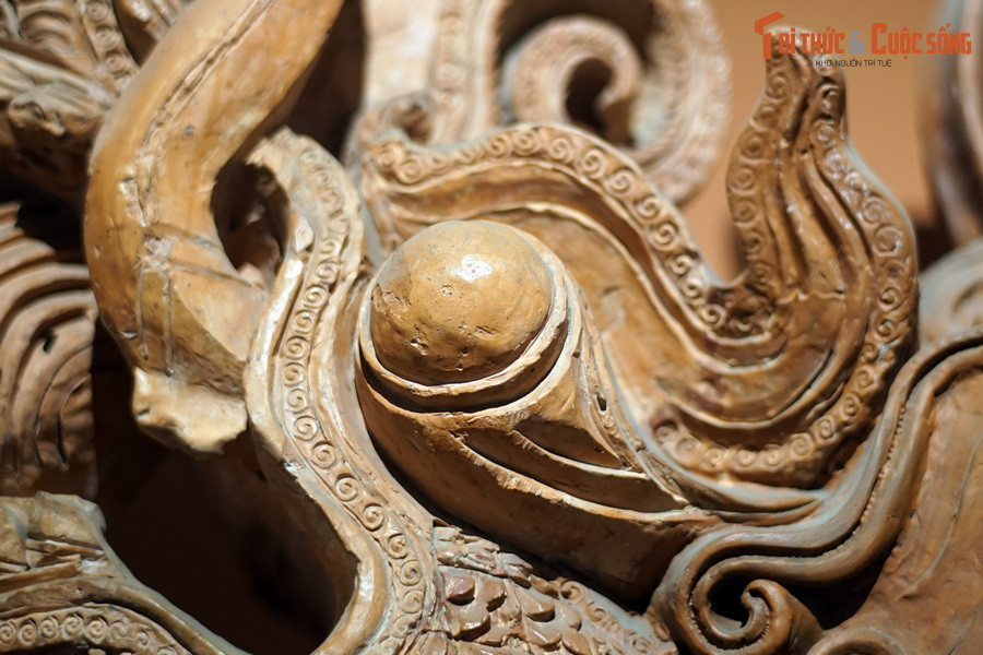 Mắt rồng to tròn và nổi rõ, lông mày dài thành dải bay ngược lên trên.