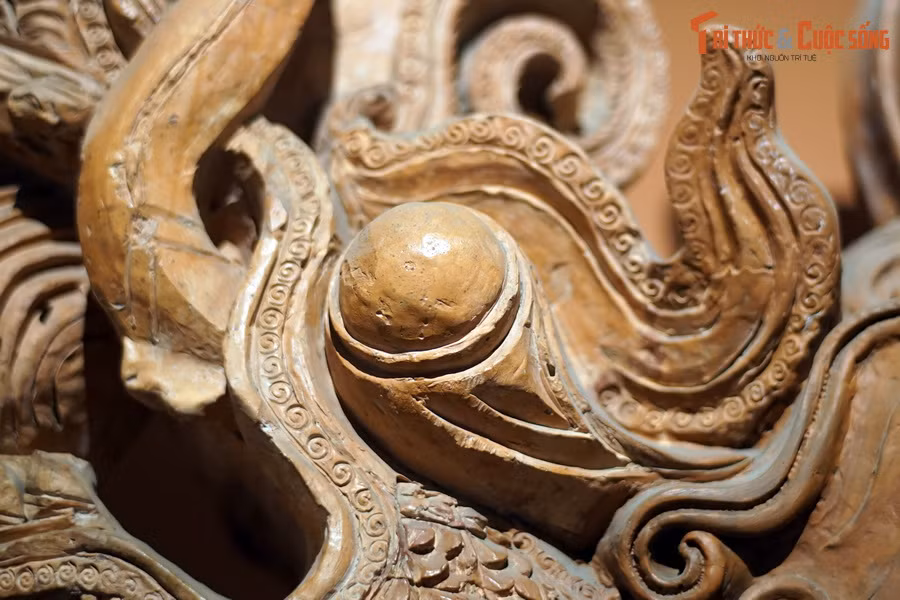 Mắt rồng to tròn và nổi rõ, lông mày dài thành dải bay ngược lên trên.