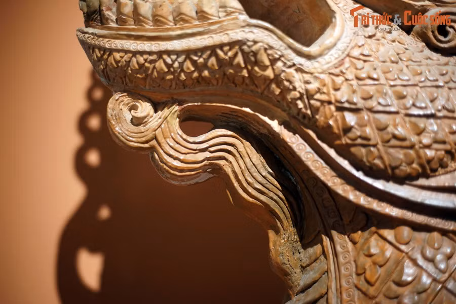 Còn vị trí thứ hai là ở điểm kết thúc của bờ chảy. Ở vị trí này tượng thường được gọi chung là con sô. Đầu rồng Hoàng thành Thăng Long C7-5201 thuộc nhóm thứ nhất, tức con kìm.