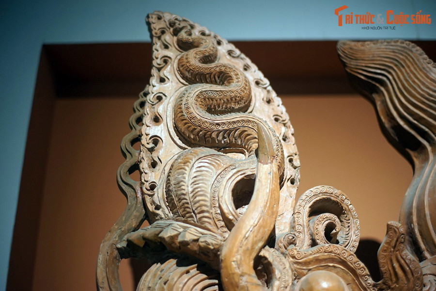 Mũi và môi trên biến thành mào lửa hình lôi văn chữ S.