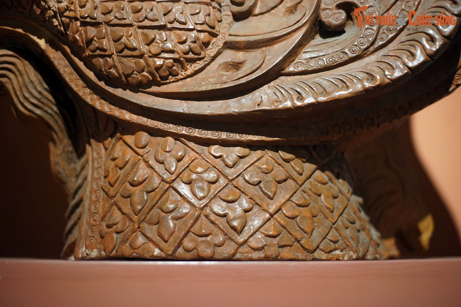 Da rồng phủ kín vảy. Mỗi vảy có hình thoi, bên trong có hoa văn nổi sinh động.