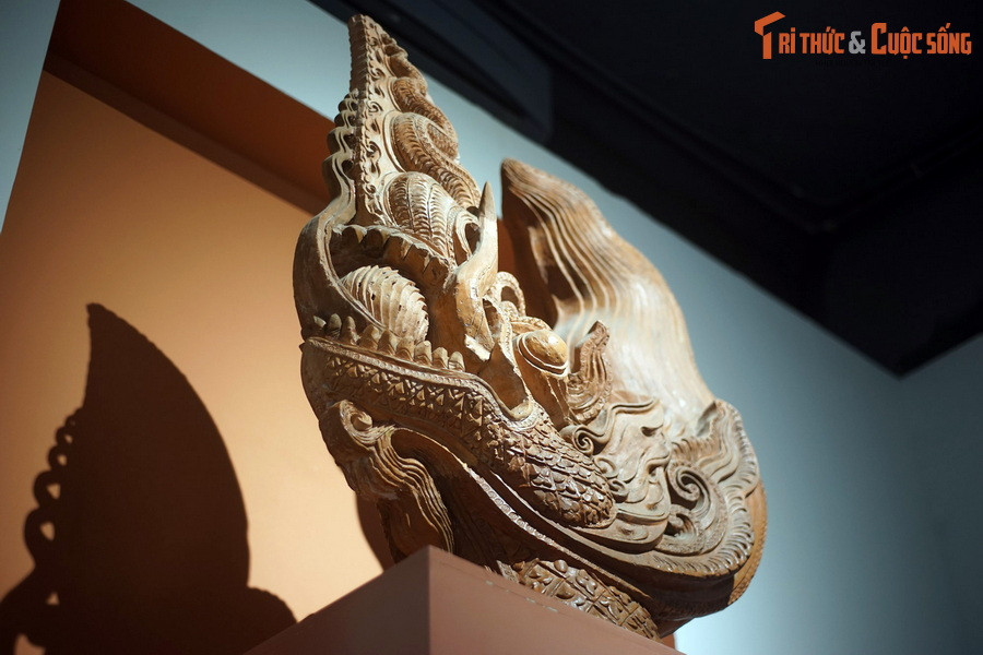 Làm bằng đất nung, hiện vật thể hiện đầu rồng ở tư thế vận động, bờm và mào chuyển động mạnh với nhiều khúc uốn lượn, hướng về phía trước.