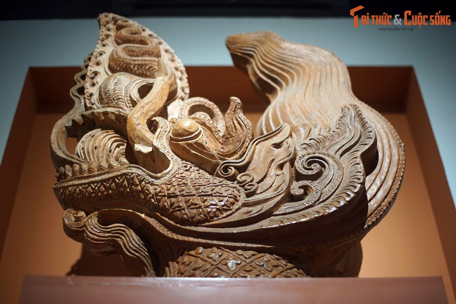 Theo hồ sơ Bảo vật, đầu rồng này mang số hiệu C7-5201, là một khối tượng tròn có chiều cao 60 cm, điểm rộng nhất của chiều từ miệng đến bờm sau gáy là 52 cm và chiều rộng của bờm là 17 cm.